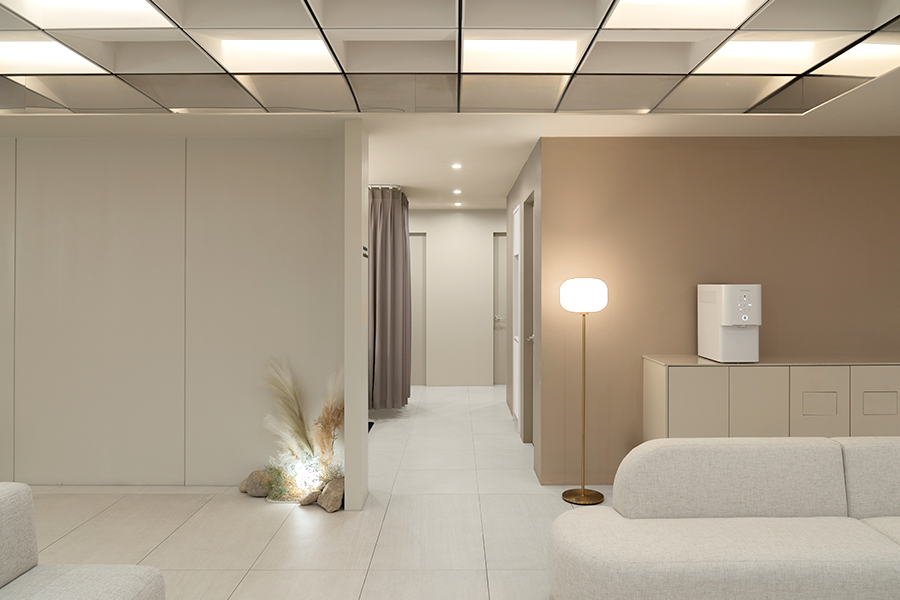 A waiting room hallway - AllLitingLifting Clinic AllLiting A waiting room hallway